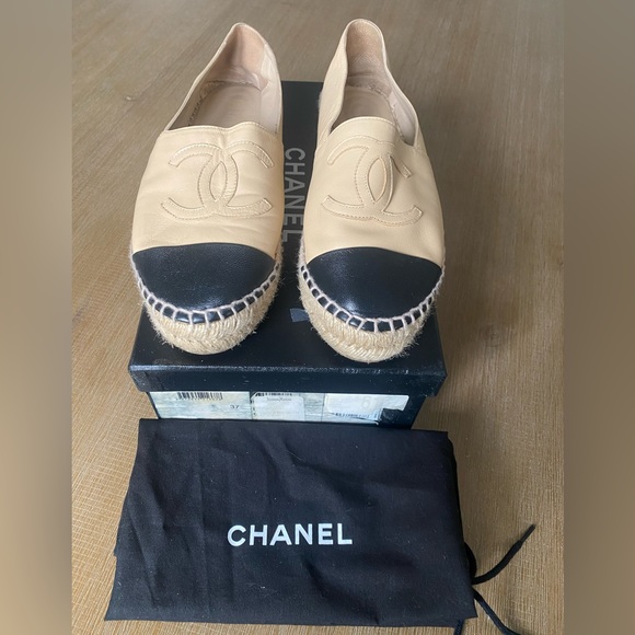CHANEL
Interlocking CC Logo Leather Espadrilles - Picture 2 of 15